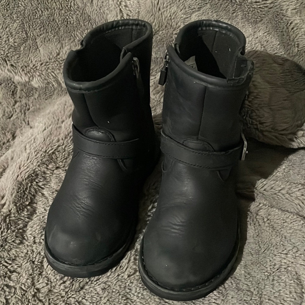 UGG Harwell Buckled Leather Boot Black (Toddler & Little Kid)